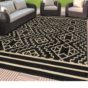 Btand New, Nevet Been Used. Geometric Black and Cream Outdoor Rug